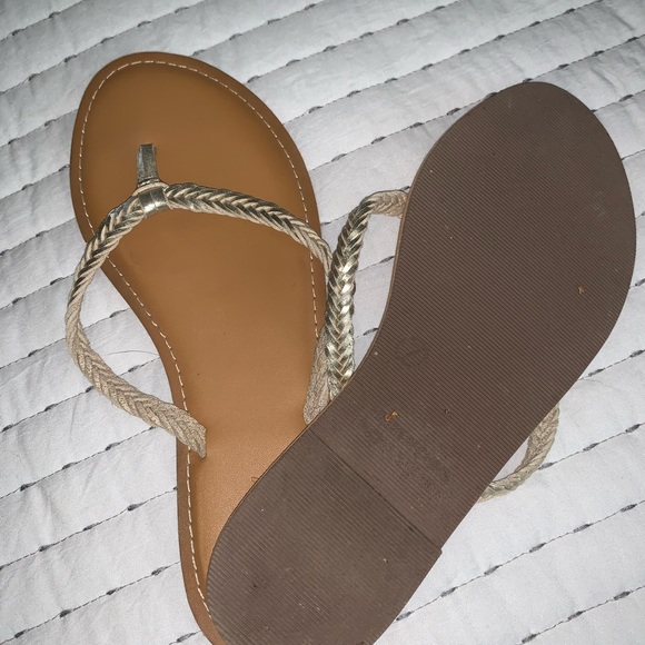 Old navy flip flops - Picture 2 of 2